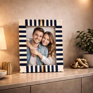 Cadre photo en résine artisanale écologique avec surface texturée pour une collection de décoration intérieure durable - Product Image 1