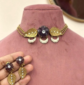 Precioso Juego de Collar y Aretes Clásicos de Moissanita Chapados en Oro de Latón de Alta Calidad para Regalo de Aniversario, Boda o Compromiso - Product Image 3