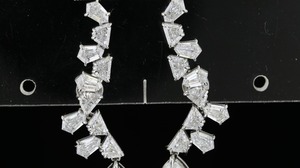 Pendientes colgantes de diamantes talla pera en oro blanco con corte escudo y diamantes de acento personalizados, pendientes de lujo llamativos para novia - Product Image 4