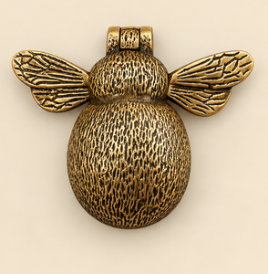 Timbre de puerta Honeybee en bronce texturizado en tono dorado con alas con vetas detalladas y cuerpo redondeado para puertas de entrada distintivas - Product Image 3