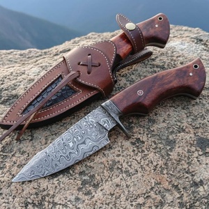 Couteau de chasse Bowie de Damas à lame fixe, gravé et personnalisé, avec manche en os de chameau, garde en laiton et étui en cuir, pour l'extérieur - Product Image 1
