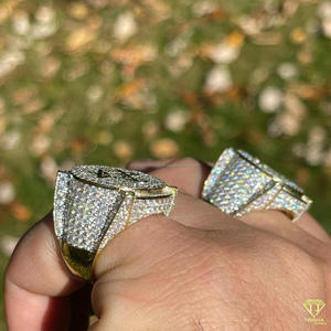 Bague signet d'aviateur pour homme en or jaune, sertie de diamants de laboratoire, style 'Iced Out', bague statement de luxe, mode Hip Hop - Product Image 3