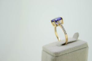 Anillo Ovalado de Tanzanita Azul Violeta Natural en Oro Amarillo Sólido de 18K – Anillo Solitario Elevado de Cuatro Puntas con Pavé de Diamantes - Product Image 3
