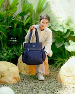 Sac fourre-tout carré en toile de qualité supérieure avec compartiment convertible pour ordinateur portable et poches fonctionnelles - Product Image 1