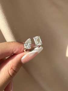 Bague de fiançailles solitaire Toi et Moi en diamant taille poire émeraude étincelant, sertie à griffes, avec deux pierres de laboratoire, en or massif 14k 18k - Product Image 6