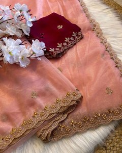 Sari naranja de tela suave y pura con trabajo artesanal en toda la prenda, con detalles elaborados. Corte del sari: 5.50 exacto. Corte del blusa: 0.80. - Product Image 1