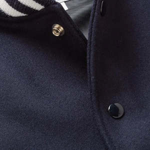 Blouson universitaire homme écologique en laine et cuir, bleu marine à rayures blanches, col montant, fermeture boutonnée, coupe droite, hiver - Product Image 6