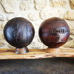 Ballon de football classique en cuir vintage, conçu avec une esthétique rétro, en cuir véritable, détails faits main, à prix raisonnable. - Product Image 6