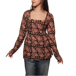 Kurti corto con estampado floral, cuello cuadrado, mangas largas, negro con flores rojas - Product Image 1