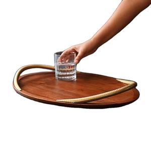 Plateau de service en bois de mangue de forme ovale avec un design moderne élégant, poignées dorées pour plateaux décoratifs - Product Image 1