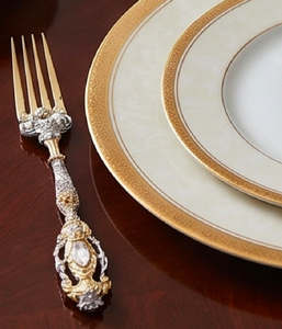 Ensemble de couverts élégants plaqués or et argent avec poignées ornées, idéal pour les tables de mariage. - Product Image 2