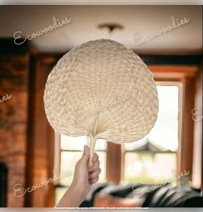 Abanico Artesanal de Bambú Natural Ecowoodies con Diseño de Hoja de Palma Tallada, Decoración de Verano Ecológica para el Hogar - Product Image 3