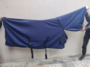 Couverture en polaire pour cheval, fabriquée à la main, couleur marine, imperméable, pour dressage, hiver, fabriquée par Kiran Overseas - Product Image 2