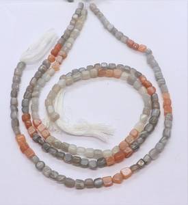 ลูกปัดมูนสโตนธรรมชาติทรงลูกบาศก์เรียบและไม่เรียบ ขนาด 5-5.5 มม. ลูกปัดมูนสโตนทรงสี่เหลี่ยมขนาด 13 นิ้ว - Product Image 1