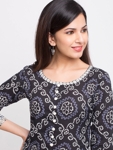 ชุดคุर्ตาอานาร์กาลีผ้าฝ้ายสีดำพิมพ์ลายบันเดจสำหรับผู้หญิง คอทรงกลม แขนสามส่วน เหมาะสำหรับสวมใส่ลำลองสไตล์ชาติพันธุ์ทั่วโลก - Product Image 5