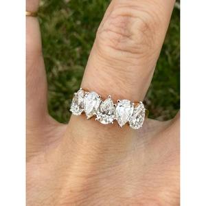 Anillo de Cinco Piedras con Diamantes en Forma de Pera y Piedras Multicolores en Oro Amarillo Sólido, con Clúster de Lágrimas Alternadas y Banda de Eternidad, Elegante Anillo de Novia - Product Image 1