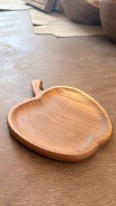 Assiette de service pour desserts en bois, faite à la main, en forme de feuille, design bohème, écologique, finition polie, best-seller en Indonésie - Product Image 1
