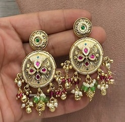 Preciosos accesorios de fiesta Rajwadi de la mejor calidad, inspirados en Sabyasachi, hechos a mano, chapados en oro sobre latón, con finas perlas Kundan Polki y Moissanita. - Product Image 2