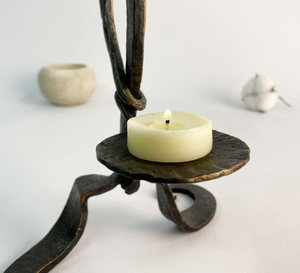 Porte-bougie rustique en métal forgé à la main, support de bougie abstrait en fer martelé pour la décoration du salon et de la table - Product Image 4