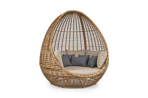 Chaise longue cocon d'extérieur haut de gamme en osier moderne avec des caractéristiques durables et écologiques, incluant des coussins pour patio et terrasse - Product Image 4