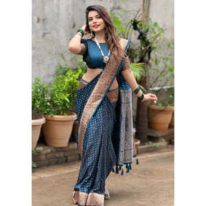 Sari en soie Katan Banarasi bleu foncé tissé avec des fils Zari, conçu par Pooja Rathod pour les vêtements indiens et pakistanais par Elite Weaves - Product Image 5