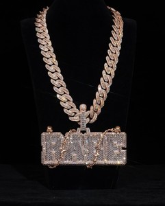 จี้ตัวอักษรแบบกำหนดเอง โรสโกลด์ ประดับมอสซาไนต์ ชื่อแบบ Iced Out เครื่องประดับชิ้นเดียว - Product Image 4