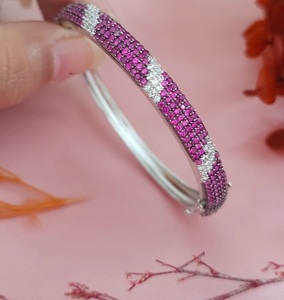 Brazalete Elegante de Primera Calidad con Acabado Plateado y Piedras, para Uso en Eventos Modernos y Tradicionales, para Mujer - Product Image 4