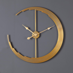 Reloj de péndulo dorado con un ciervo saltando y nubes. Decoración serena disponible a precios de mayorista. - Product Image 3