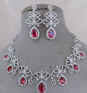 Conjunto de Collar y Aretes con Piedras de Circonio y Acabado Plateado de Diseño Moderno y de la Mejor Calidad, Colección para Bodas - Product Image 4