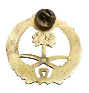 Pin de Solapa y Distintivo de Metal Dorado de Alta Calidad con Logotipo Personalizado Estampado y Rama de Olivo Calada - Product Image 4