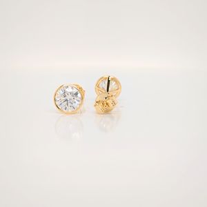 Pendientes de Diamantes Redondos de Corte Brillante Cultivados en Laboratorio de Alta Calidad, Oro Sólido de 18K, Certificados por IGI - Product Image 3