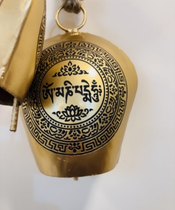Campana colgante tibetana de latón con Om Mani Padme Hum, silueta clásica de campana curva con diseño de mandala de loto. - Product Image 6