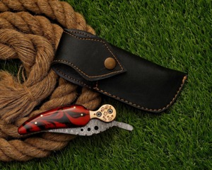 Cuchillo plegable de camping de grado industrial/DIY hecho a mano, de 7.5 pulgadas, con mango de resina y acero de Damasco, con funda de cuero. - Product Image 6