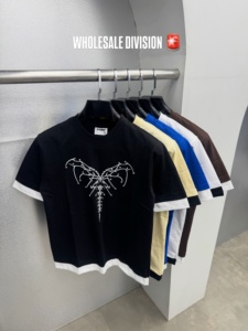 T-shirt de qualité supérieure avec bordure contrastée, imprimé graphique Cyberpunk Aile de squelette argentée cloutée - Product Image 1