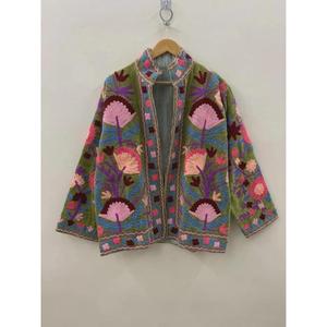 Veste d'hiver pour femme à col mandarin brodé à la main, en velours, écologique, respirante, à séchage rapide, manches longues, coupe classique - Product Image 3