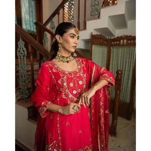 Beau costume pour femme avec broderie et bordures fantaisie à faible entretien - Product Image 3