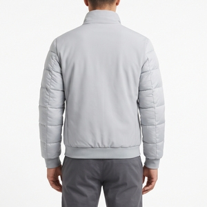 Chaqueta Bomber de Hombre Casual Minimalista Gris Claro con Mangas Acolchadas Horizontales, Cuello Alto y Dobladillo Acanalado de Softshell - Product Image 2