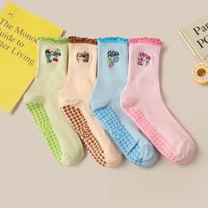 Calcetines tobilleros antideslizantes para mujer con patrón bordado, mezcla de algodón, calcetines antideslizantes para el suelo, uso diario de verano - Product Image 1