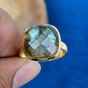 แหวนพลอยลาบราดอไรต์ทรงสี่เหลี่ยมทำมือจากธรรมชาติ ชุบทอง 18k บนตัวเรือนเงินแท้ 925 - Product Image 2
