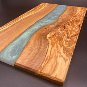 Plateau de service en bois d'acacia de qualité supérieure avec résine époxy, planche à découper rustique faite à la main pour charcuterie, fromages, pain, apéritifs et usage domestique - Product Image 4