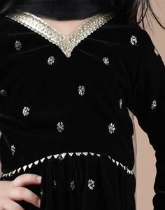 Kurta de terciopelo con adornos y mangas largas, dupatta y dhoti liso - Negro - Product Image 3