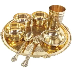 Service de table artisanal en laiton pur, 7 pièces, ensemble traditionnel indien Thali avec motif floral en relief, idéal pour les mariages et les cadeaux festifs - Product Image 1