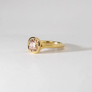 Anillo de Compromiso de Lujo Personalizado con Diamante Cultivado en Laboratorio de 2 Quilates con Corte Cojín y Engaste de Bisel, Oro Amarillo de 14 Quilates, OEM ODM, para Fiestas - Product Image 4