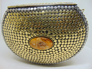 Sacs à main en résine dorée en forme de bijou, en métal, pour soirée, mariage, avec chaîne bandoulière -lowellcraft.com BRC06496 - Product Image 4