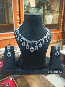 Ensemble de bijoux glamour classique plaqué argent avec strass bleus, collier et boucles d'oreilles, pour mariages, fiançailles et événements nocturnes - Product Image 2