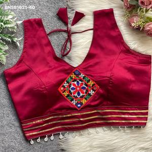 Nouvel arrivage : Blouse rembourrée et sans manches en satin Malai avec broderie motif Gamthi et bordure en dentelle Butta & Kodi, fournisseur de Surat - Product Image 4