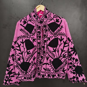 Superbe veste d'hiver matelassée en coton rose vintage brodée à la main, motifs floraux audacieux en broderie noire, inspiration cachemireuse complexe - Product Image 1