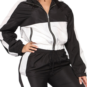 Ensemble de survêtement personnalisé pour femme : veste coupe-vent courte zippée et pantalon parachute color block noir et blanc, tenue streetwear deux pièces - Product Image 5