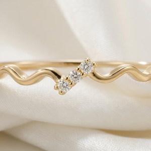 Anillo de Boda Minimalista Ondulado y Elegante en Oro Amarillo de 14K con 3 Diamantes Cultivados en Laboratorio con Claridad VVS+ Certificados por IGI para Mujer - Product Image 4