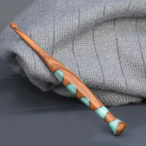 Crochet en résine époxy colorée de qualité supérieure avec manche en bois naturel, parfait pour le tricot, les travaux manuels et le crochet DIY - Product Image 1